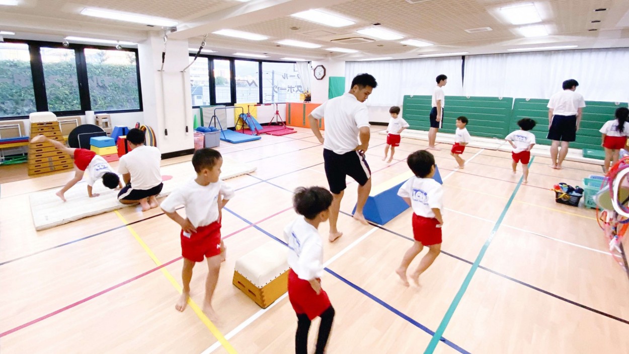 大阪上本町本社教室での体育指導風景（体育ローテーション）